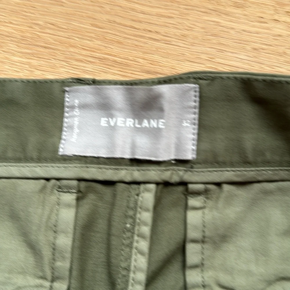 Everlane Men's Flat Front Shorts in Olive Green- 7” Inseam